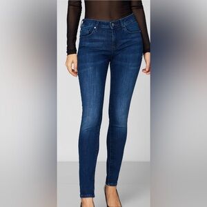 📍GUESS Skinny Mid Jeans - Blue
Women’s size Large